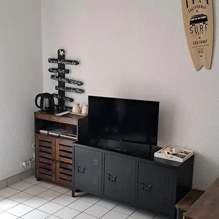 A Moins De 50m De L'ecole De Voile...