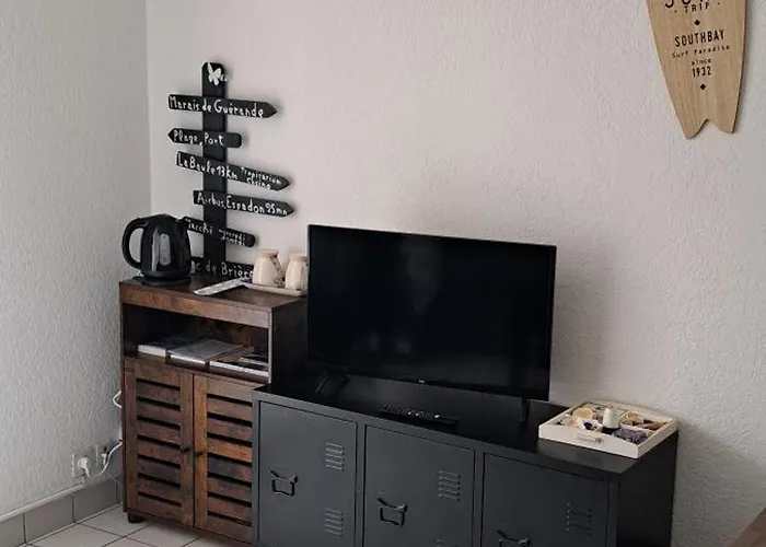 A Moins De 50m De L'ecole De Voile...